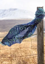 Gemustertes Tuch „Glänta“ aus Kaschmir - tiefblau