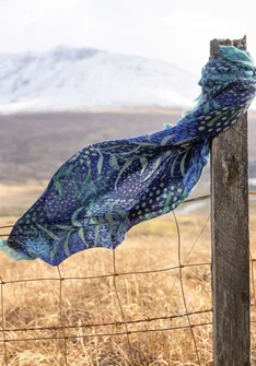 Châle à motif "Glänta" en cachemire - bleu klein
