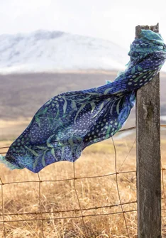 Châle à motif "Glänta" en cachemire - bleu klein