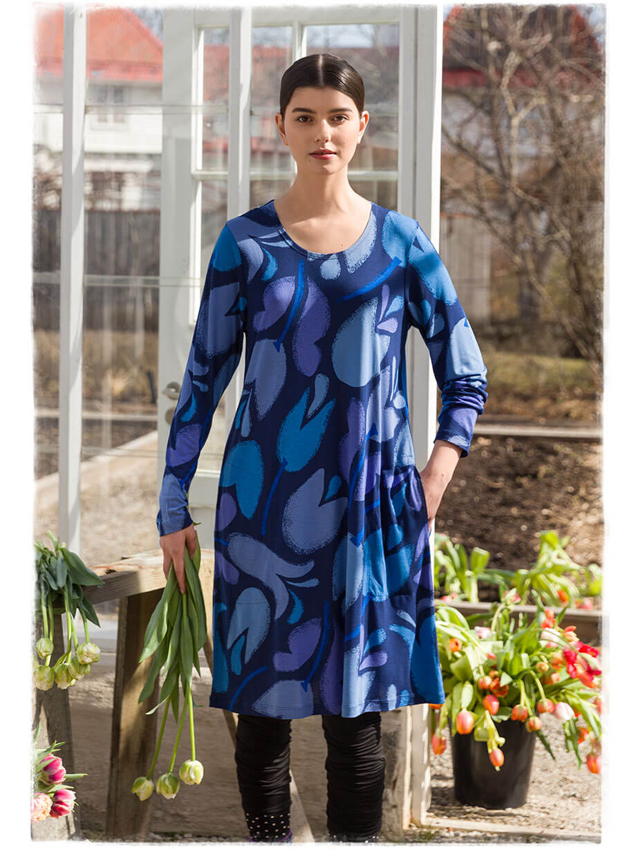 Large, lush tulips adorn our comfortable patch-pocket dress. 