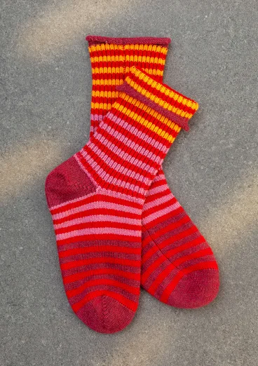 Stricksocken aus Lammwolle - dunkelachatrot