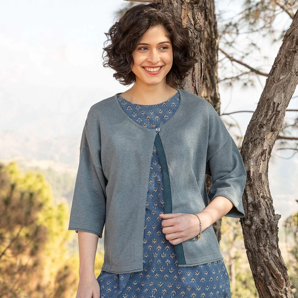 Pflanzengefärbte Strickjacke aus Bio-Baumwolle/Wolle - hellnebelblau