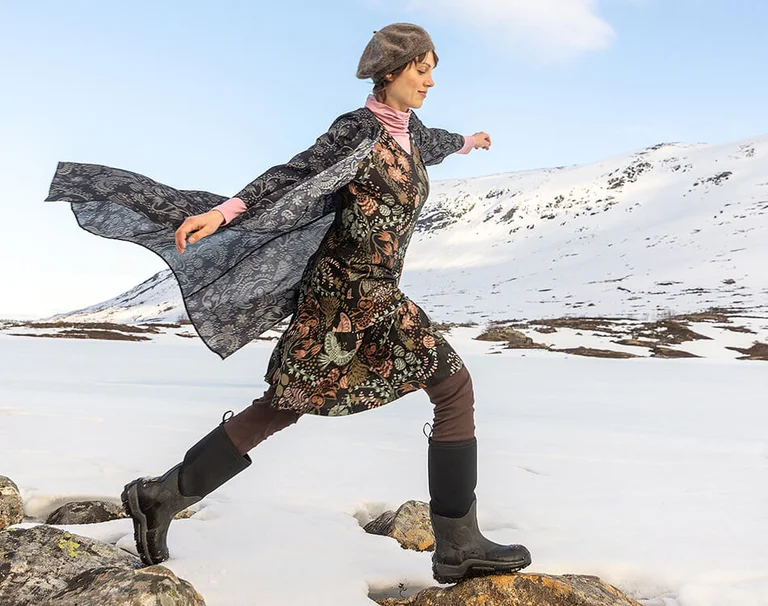 Kvinner kledd i klær fra Gudrun Sjödéns julekolleksjon. 