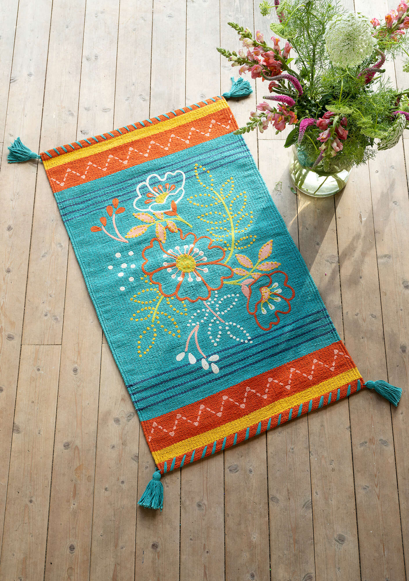Embroidered “Vera” rug in organic cotton  pale orient green