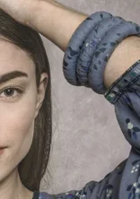 Armschmuck „Melodie“ aus Öko-Baumwolle/Recyclingholz - hellindigo
