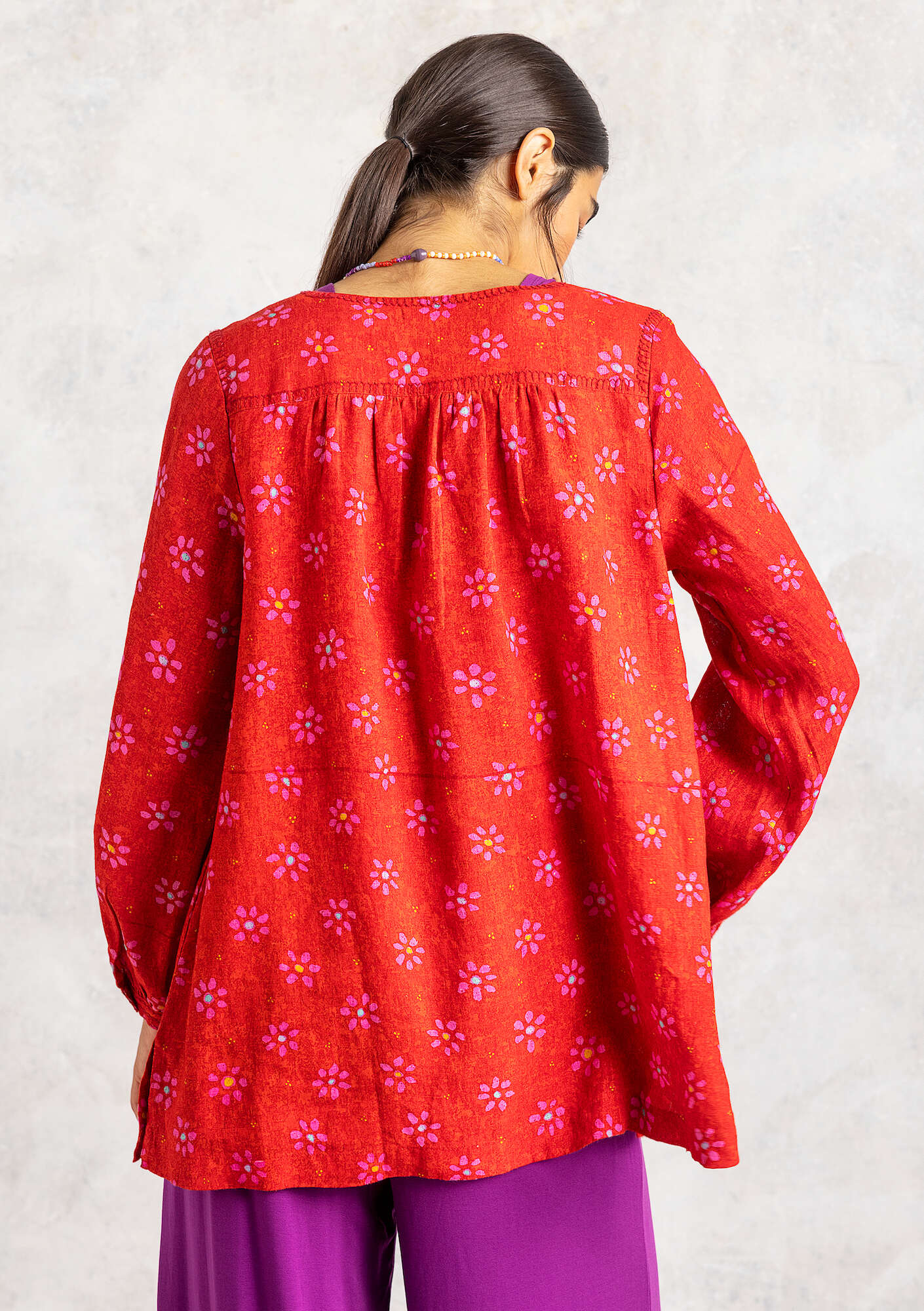 “Ester” blouse in woven linen parrot red/patterned