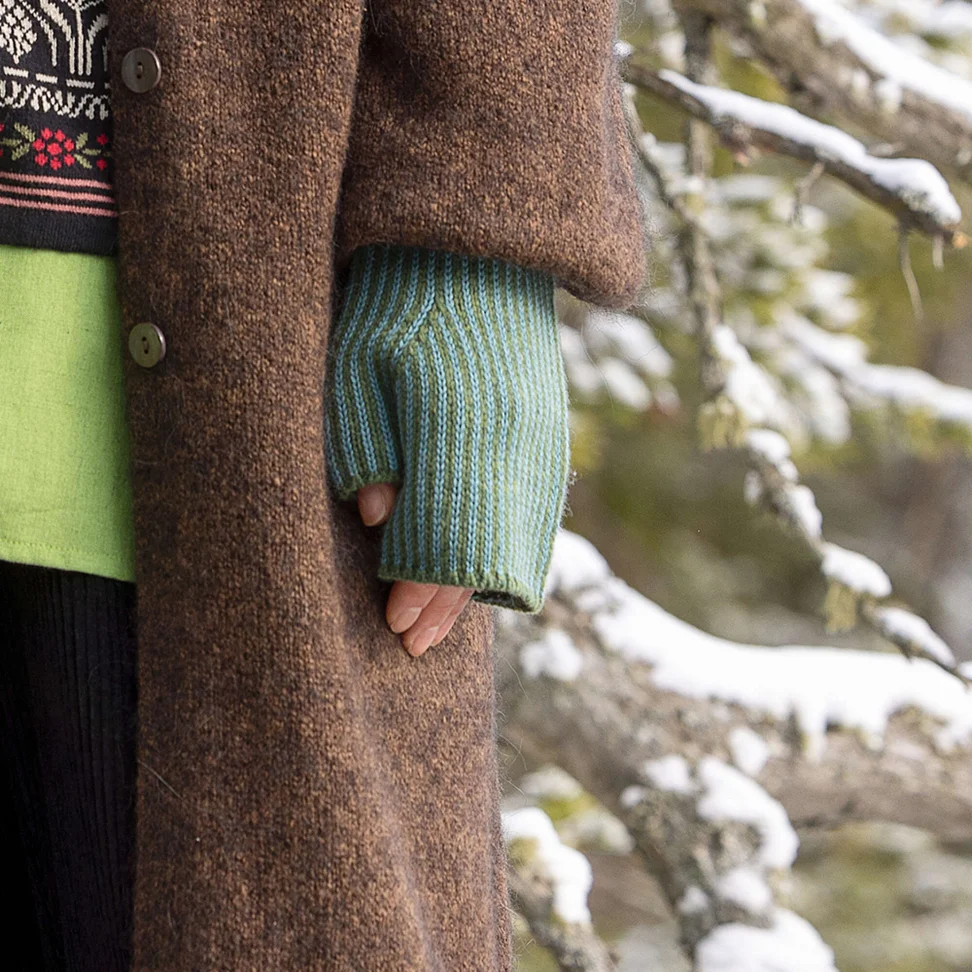 Fingerless gloves in lambswool/organic and recycled cotton - grass green/verona green