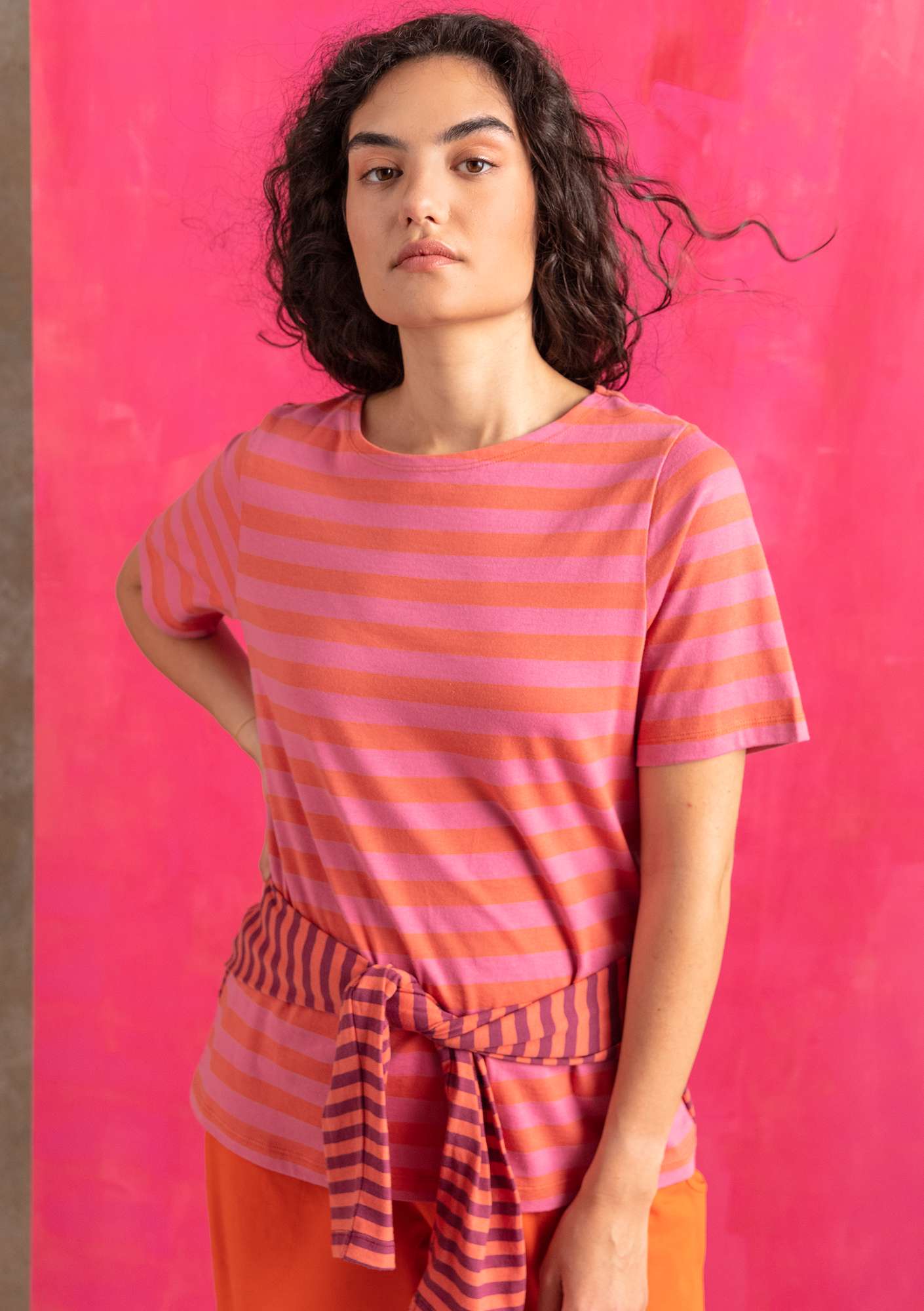 T-shirt rayé en coton biologique piment/flamant rose thumbnail