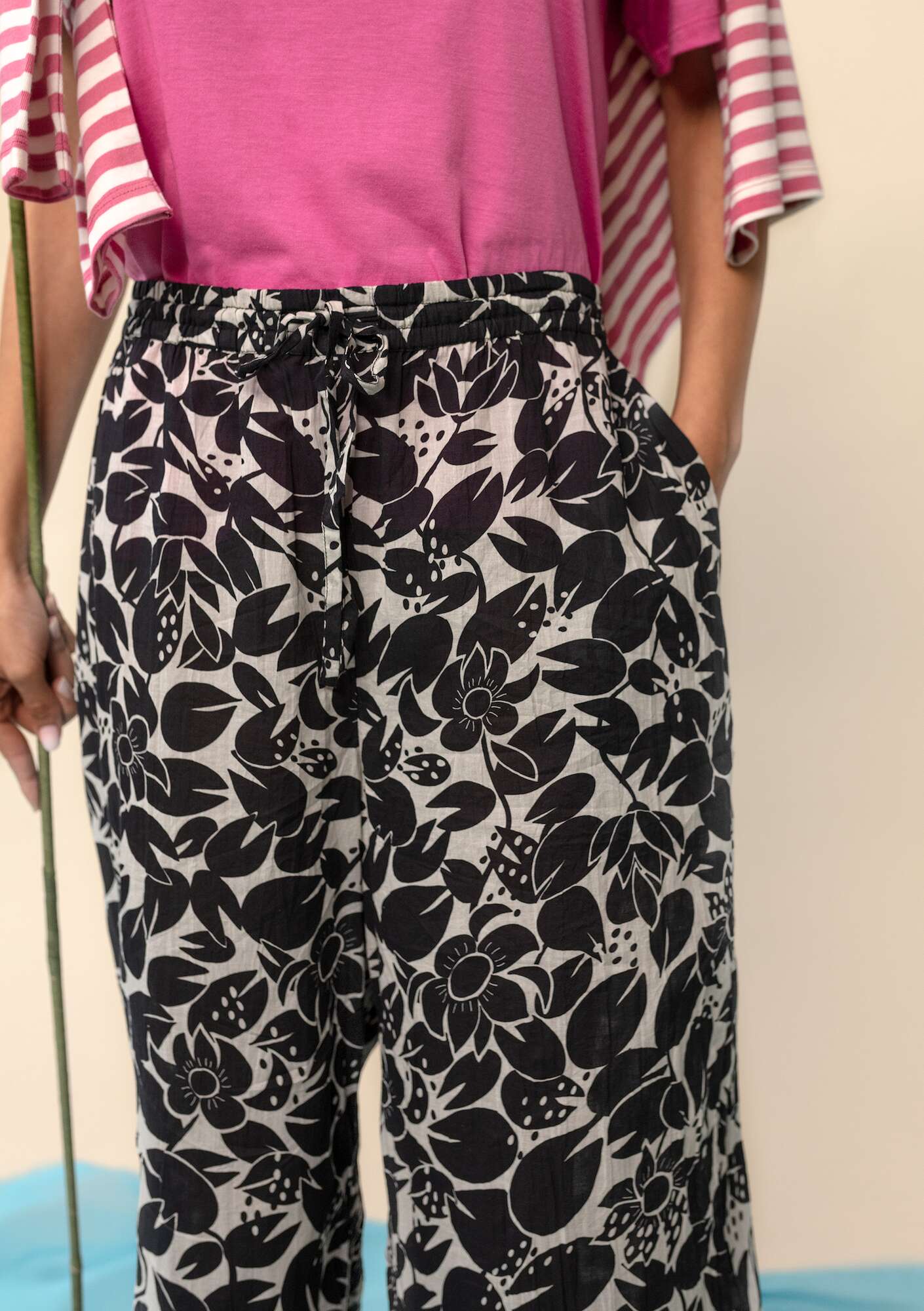 Pantalon  Lotus  en coton biologique tissé noir/motif thumbnail
