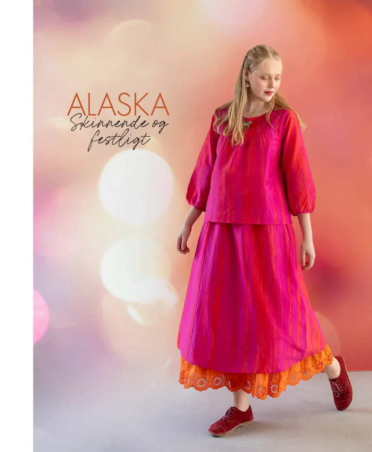 En kvinde iført en rosa, glitrende top og matchende nederdel fra Gudrun Sjödéns julekollektion 2025.