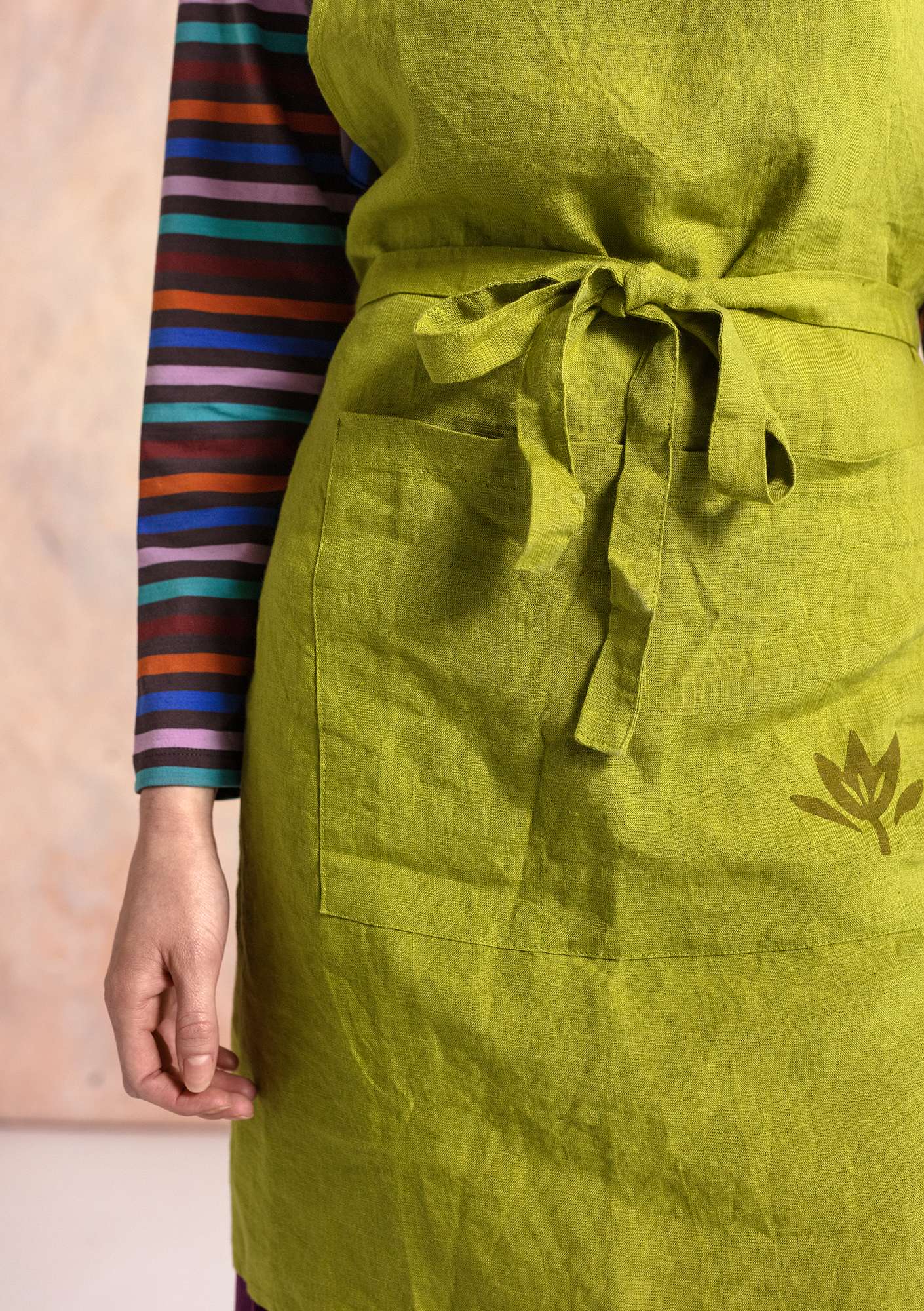 Apron in washed linen avocado thumbnail