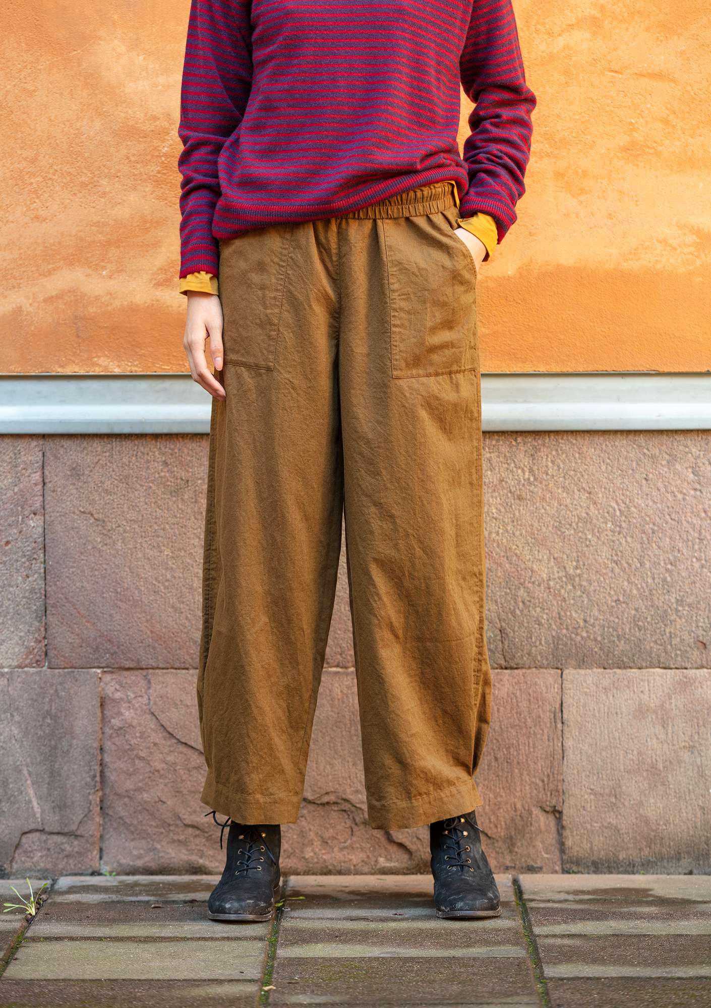 Solid-colour trousers brass