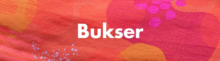 Et blomstrete mønster med teksten «Bukser» i hvitt.