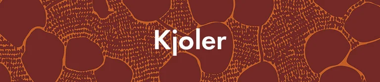 Et mørkerødt mønster med teksten «Kjoler» i hvitt. 