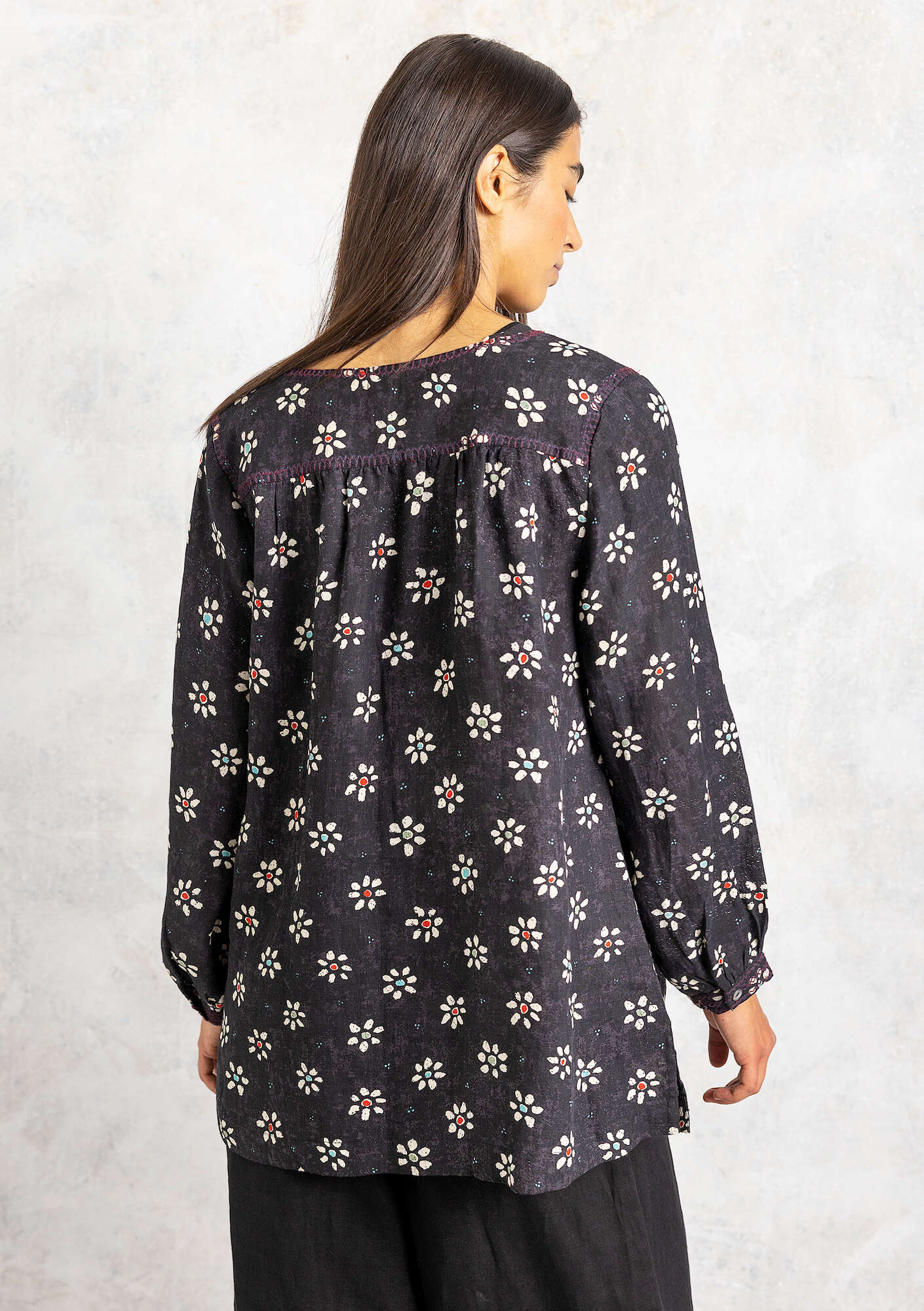 “Ester” woven blouse in linen black/patterned