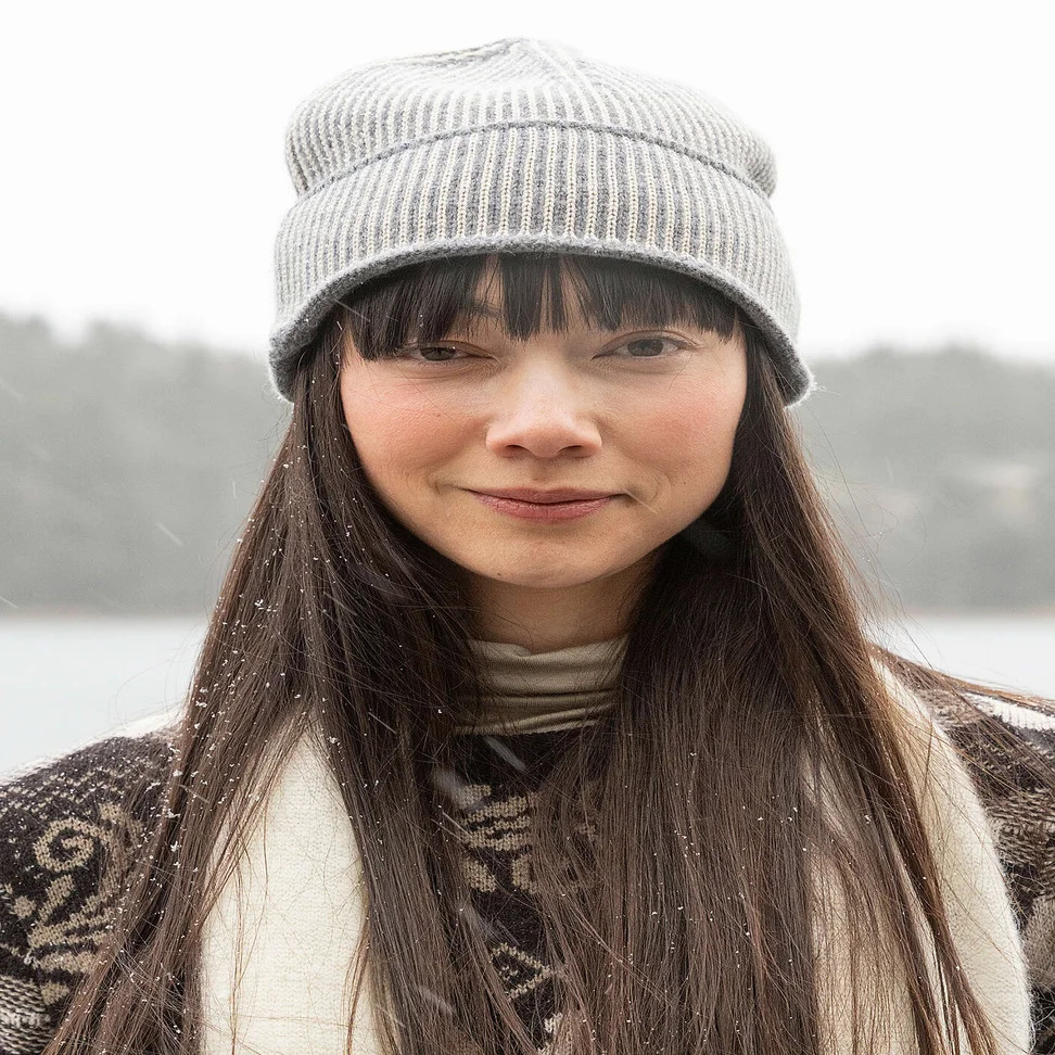 Bonnet en laine d'agneau/coton biologique et recyclé - graphite/naturel foncé