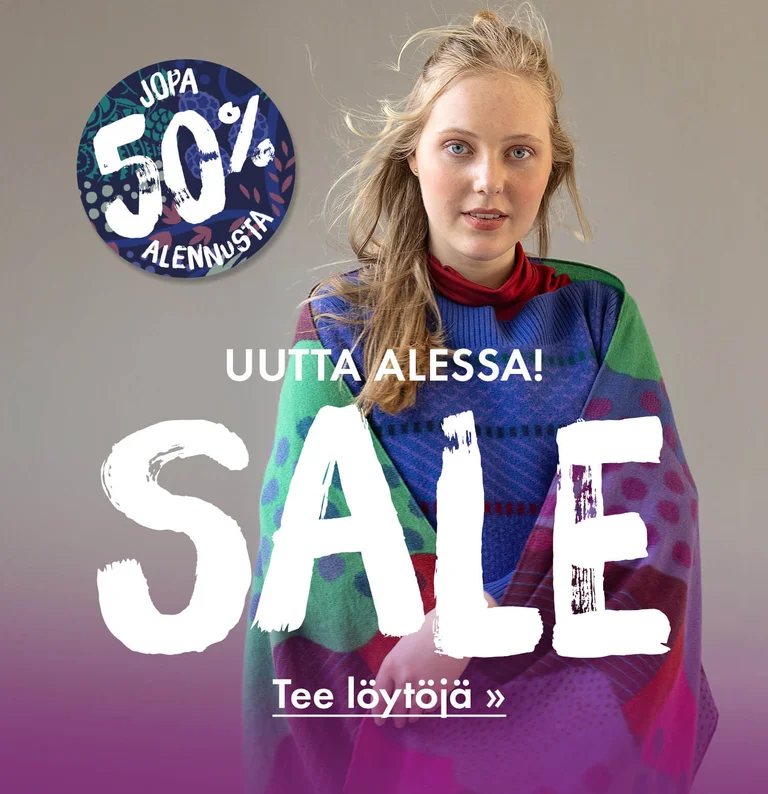 Gudrun Sjödénin värikkäisiin vaatteisiin pukeutunut nainen.