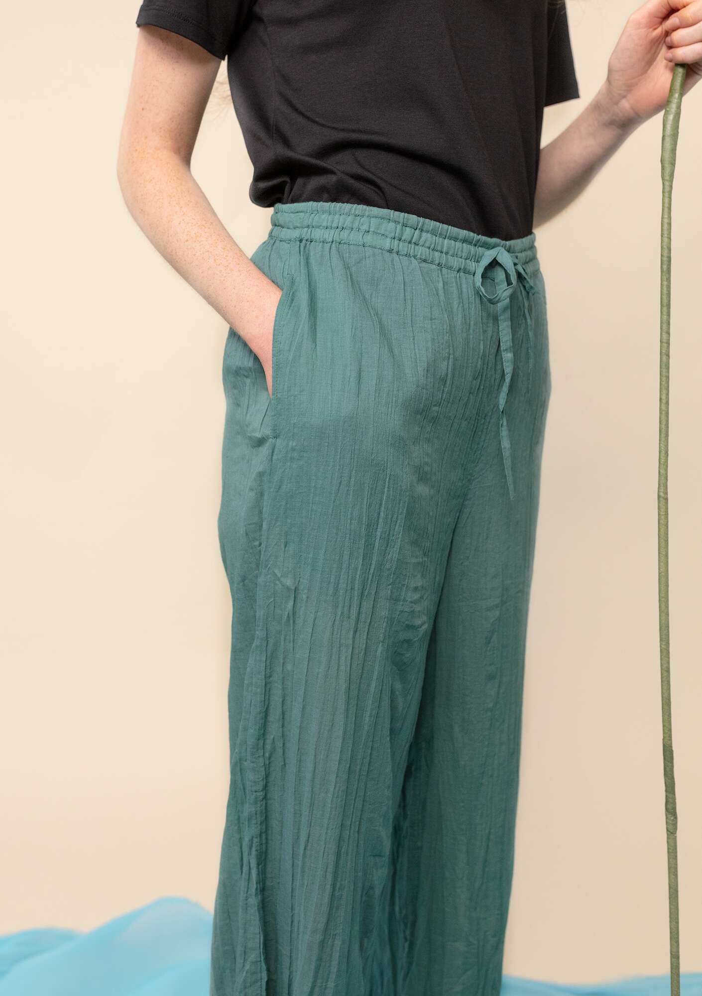 Vævede bukser  Lotus  i økologisk bomuld malurt thumbnail