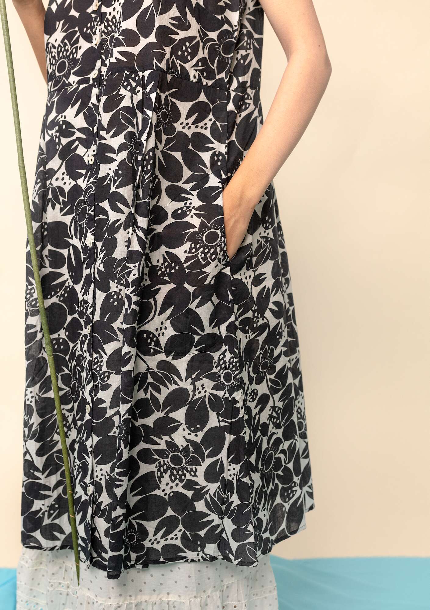 Kleid „Lotus“ aus Öko-Baumwollgewebe schwarz-gemustert thumbnail