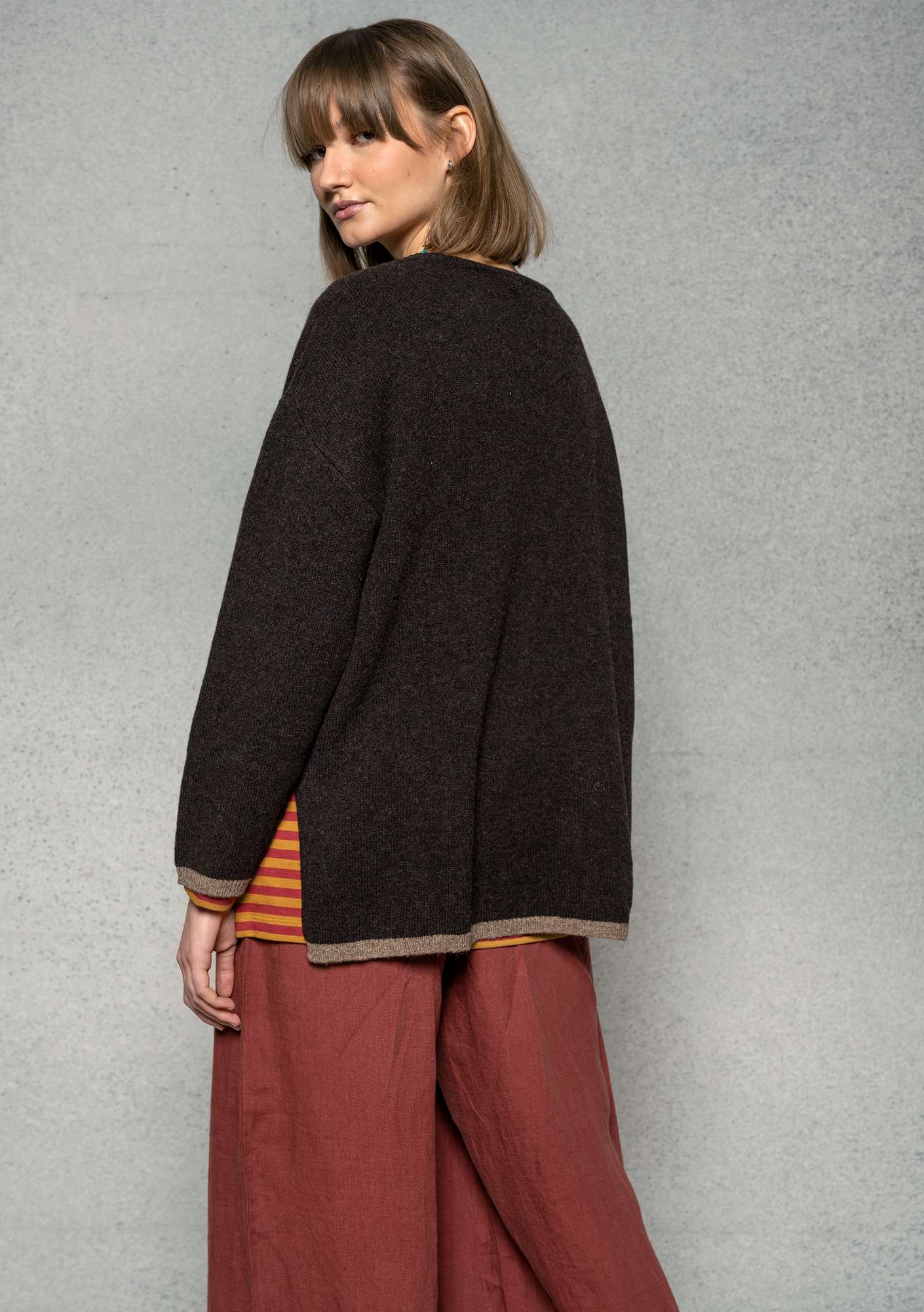 Pullover aus Wolle naturschwarz thumbnail