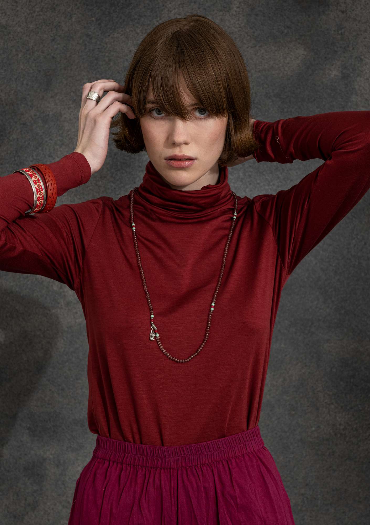 Solid-colored turtleneck agate red
