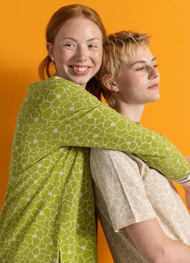 A woman wearing green jersey clothes from Gudrun Sjödén.