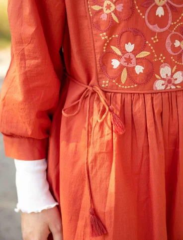 Vevd kjole «Sahara» i økologisk bomull - tegel