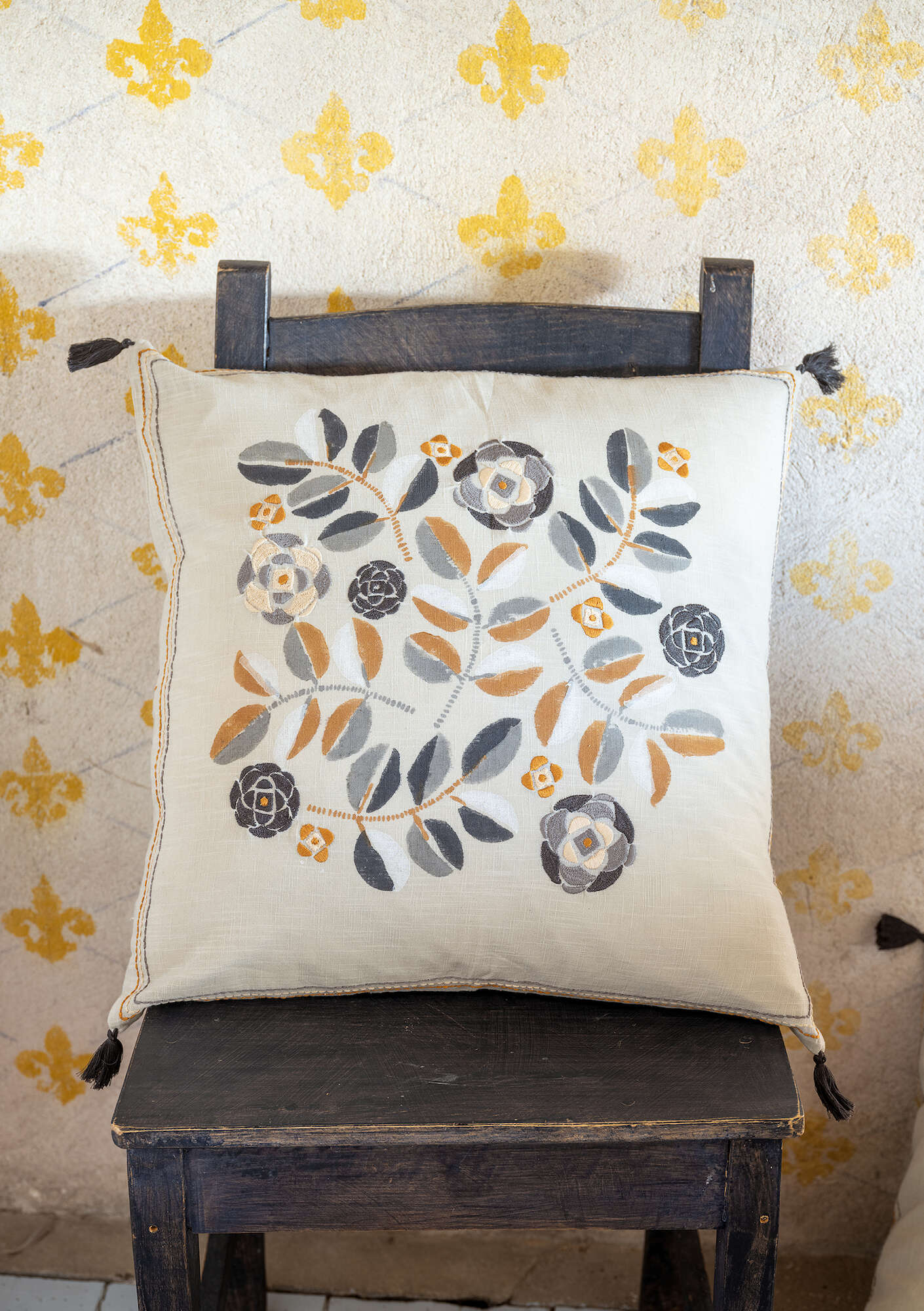 Block-printed “Tulsi” cushion cover in organic cotton ash gray thumbnail