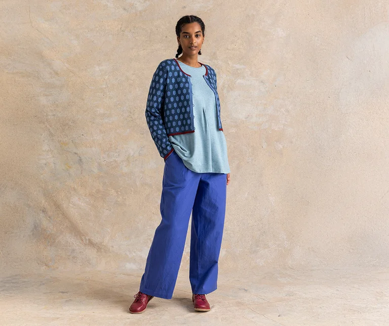 Eine Frau im blauen Basic-Lagenlook von Gudrun Sjödén.