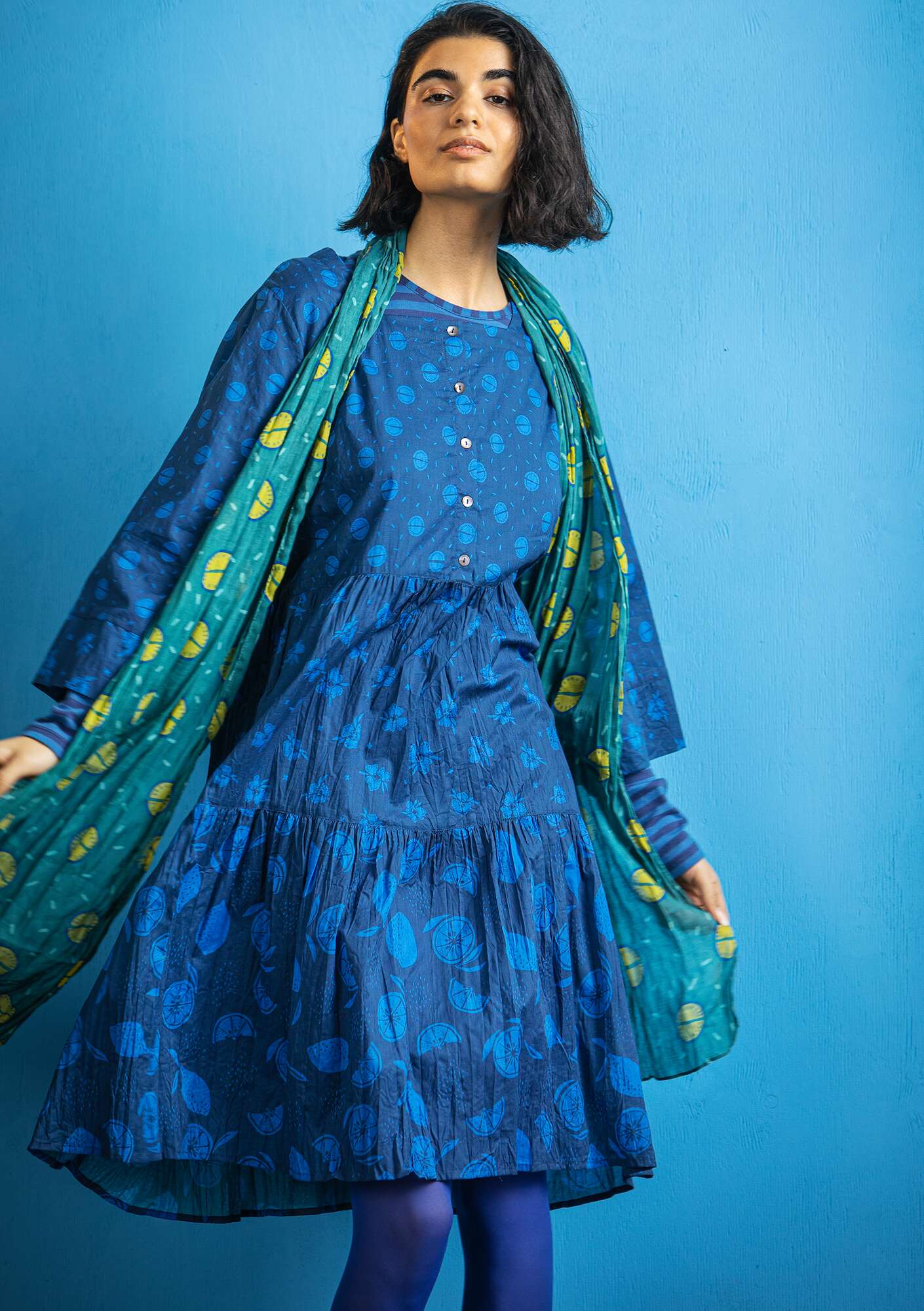 Vevd kjole «Fruits» i økologisk / resirkulert bomull indigo/mønstret thumbnail