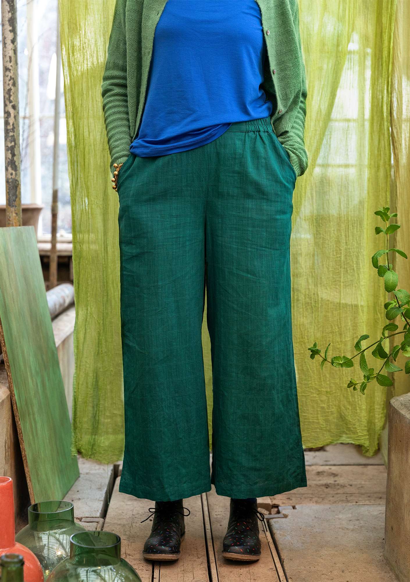 Trousers in a woven organic cotton/linen blend bottle green thumbnail