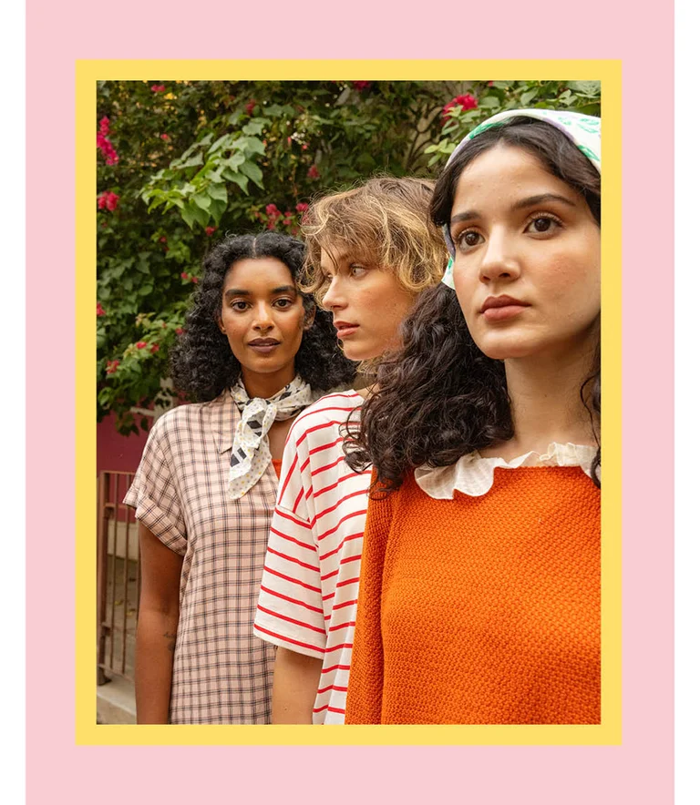Three women in a row wearing summer clothes from Gudrun Sjödén. 