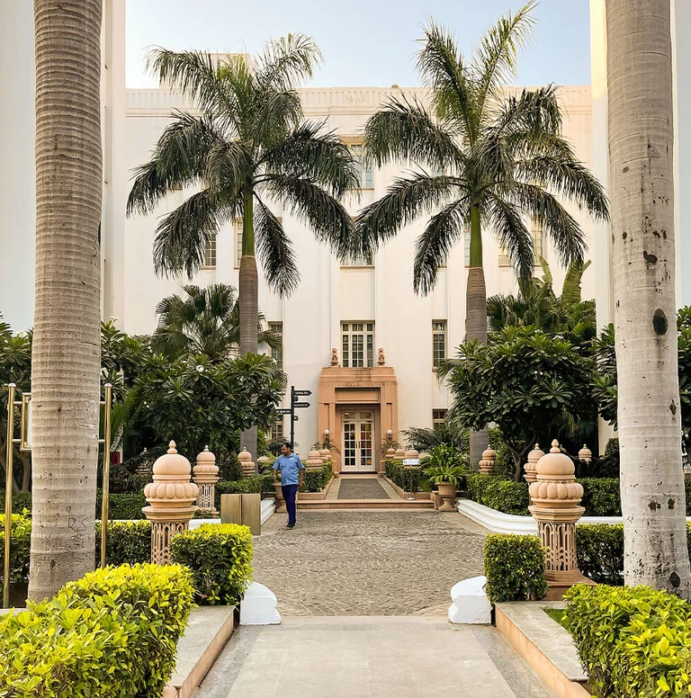 Hotel Imperial mit Palmen im Vordergrund