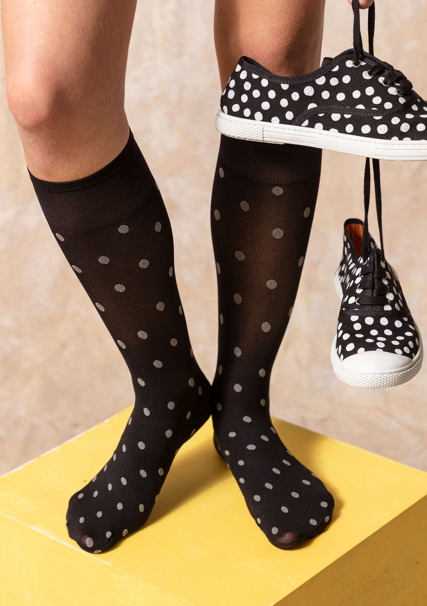 Dotted knee-highs in recycled polyamide black thumbnail