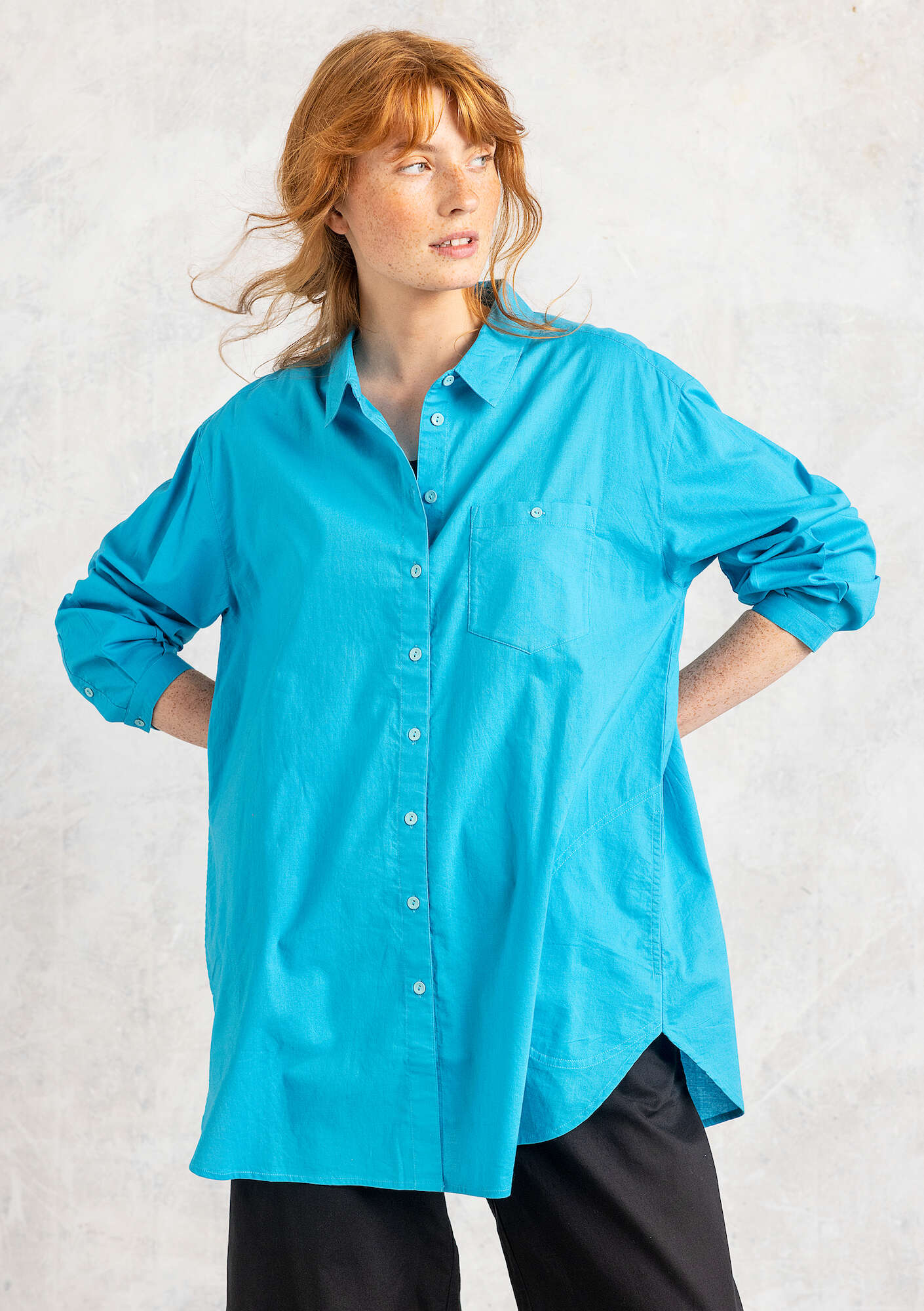 Oversized “Hi” shirt in woven organic cotton lagoon blue