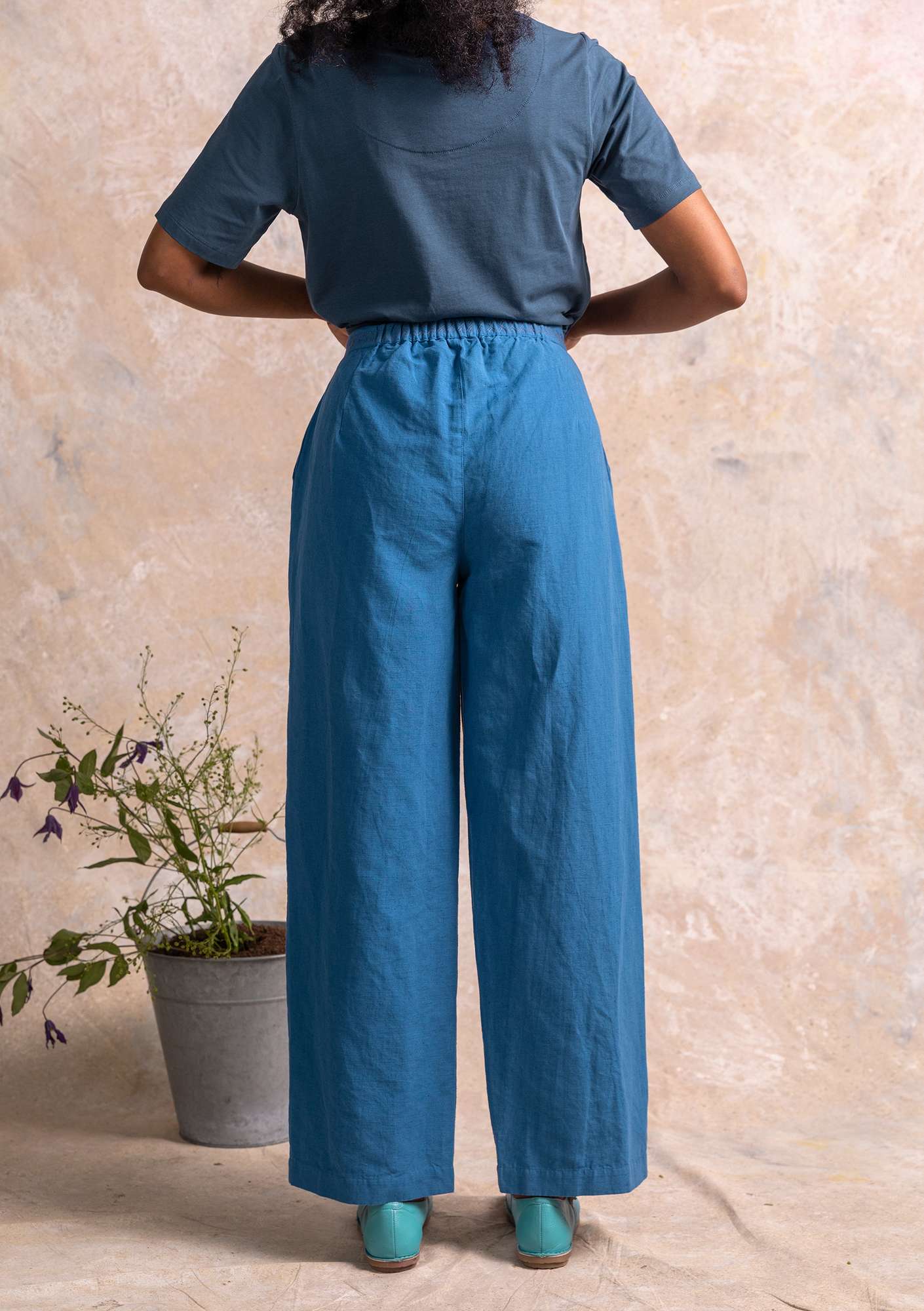 Trousers in a woven cotton/linen blend flax blue
