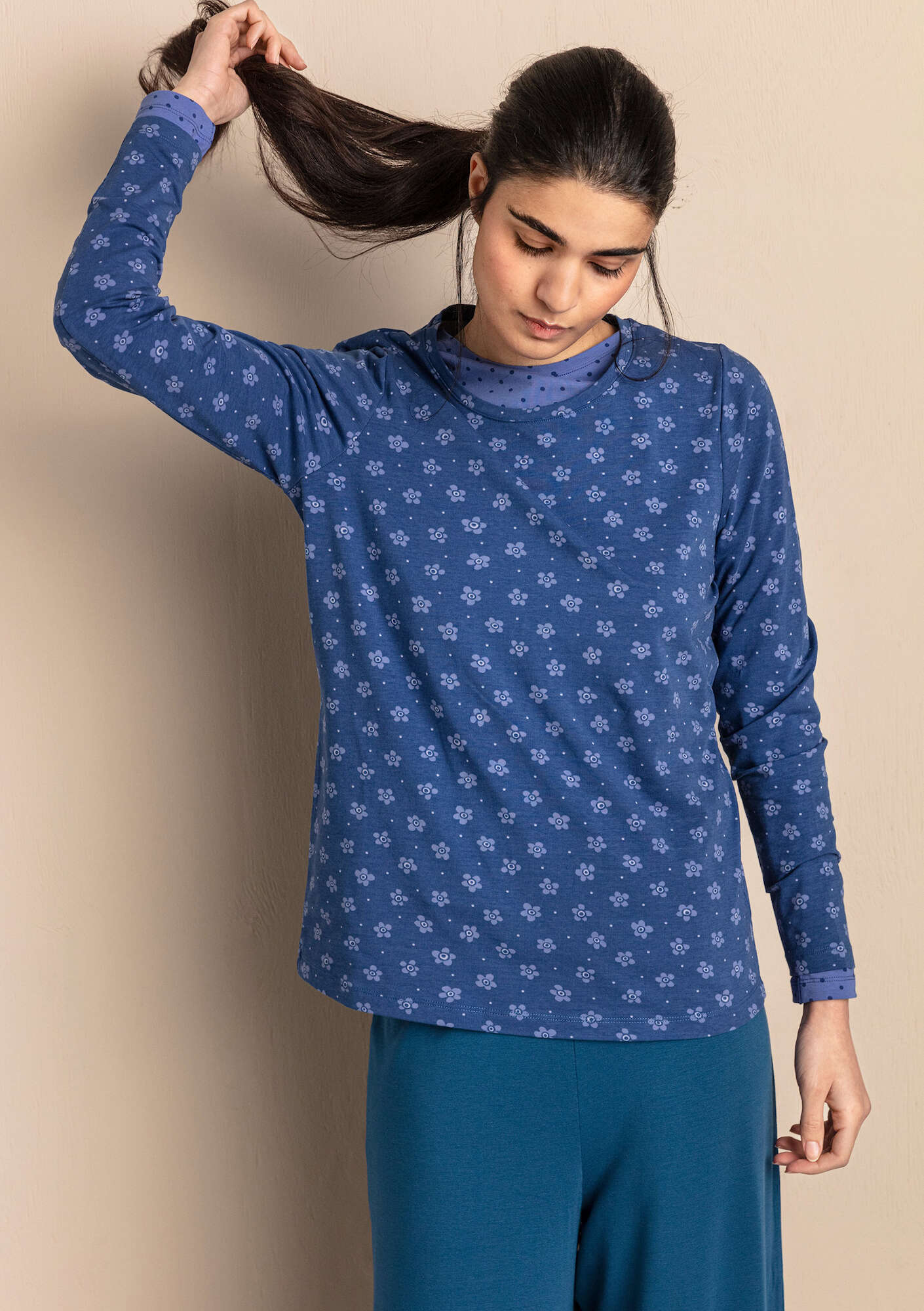 “Pytte” jersey top in organic cotton/spandex indigo blue/patterned