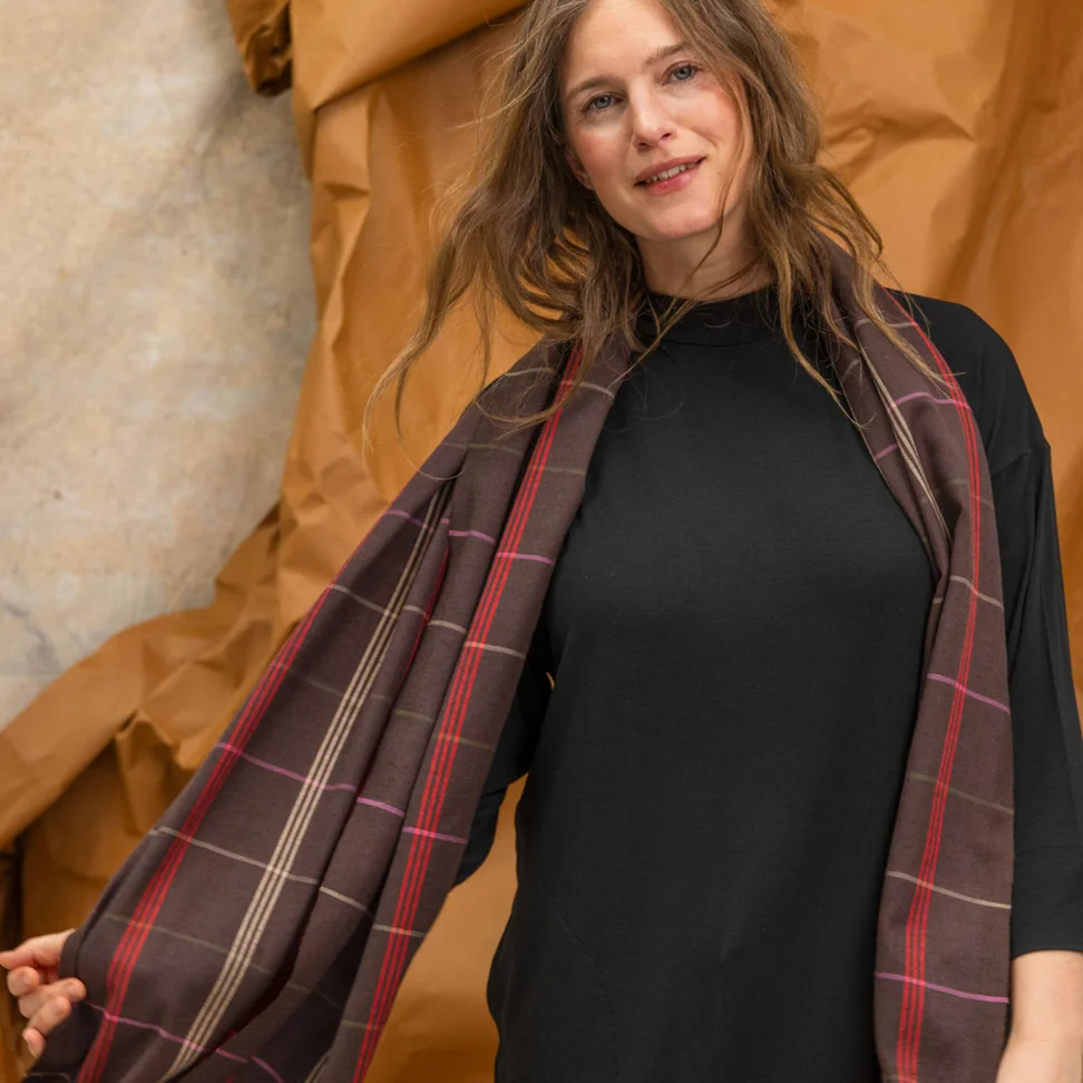 “Kari” woven cotton/wool scarf with a check pattern - dark aubergine