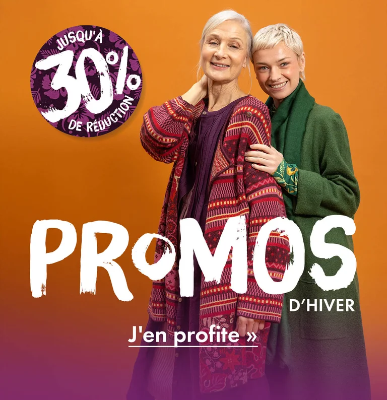 Deux femmes portant des superpositions de vêtements colorés signés Gudrun Sjödén.