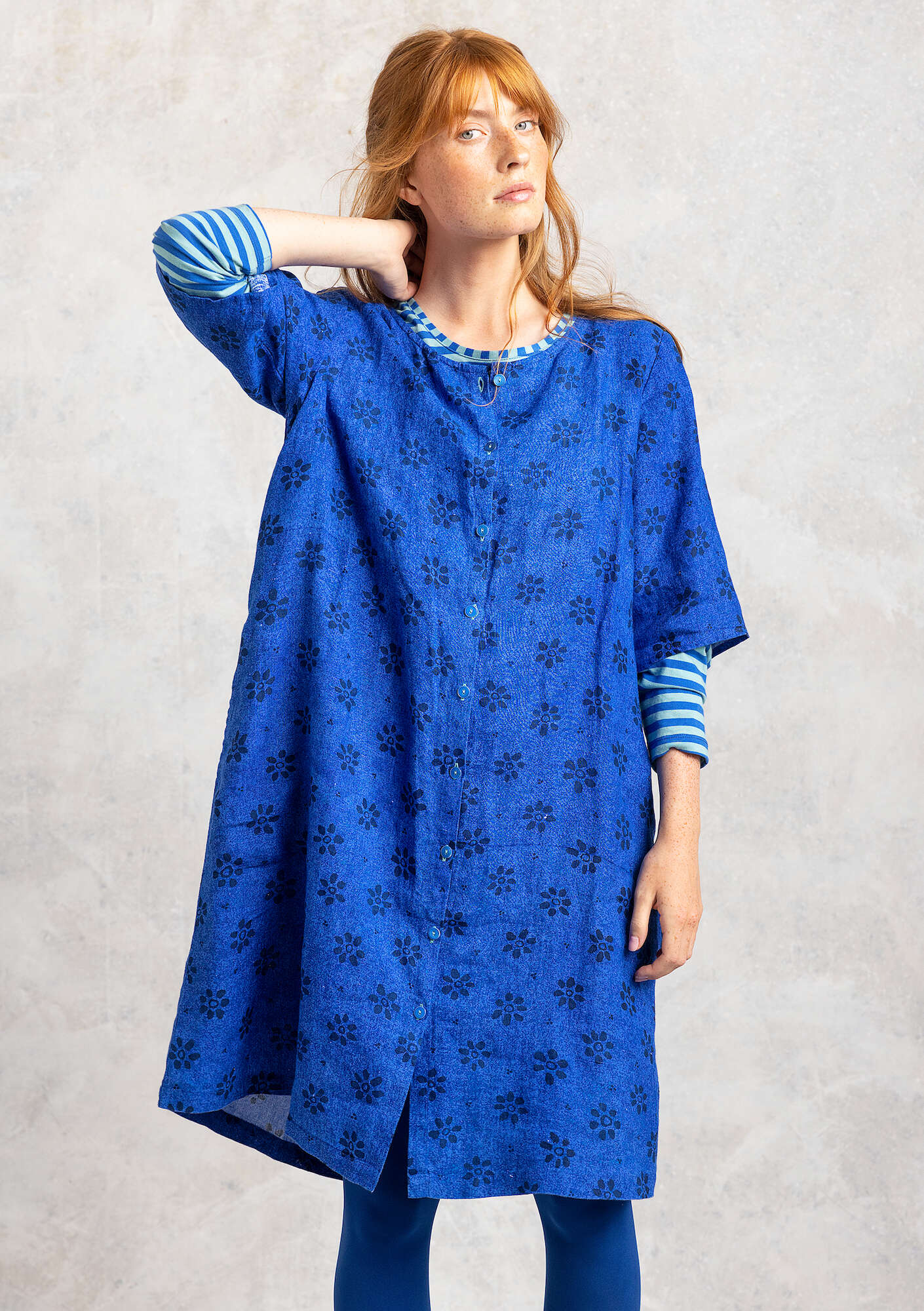Vevd kjole «Ester» i lin safirblå/mønstret
