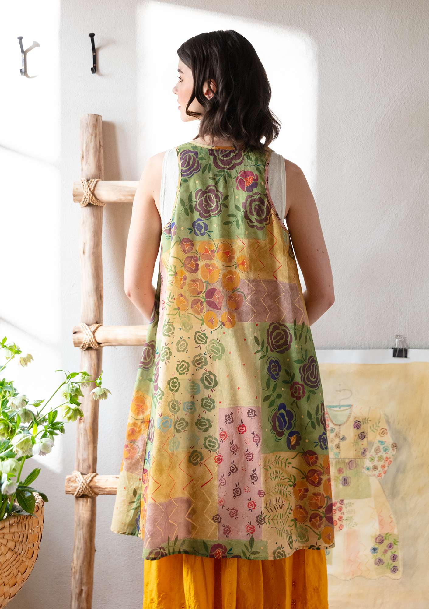 Ermeløs, vevd kjole «Rosewood» i økologisk bomull ockra thumbnail