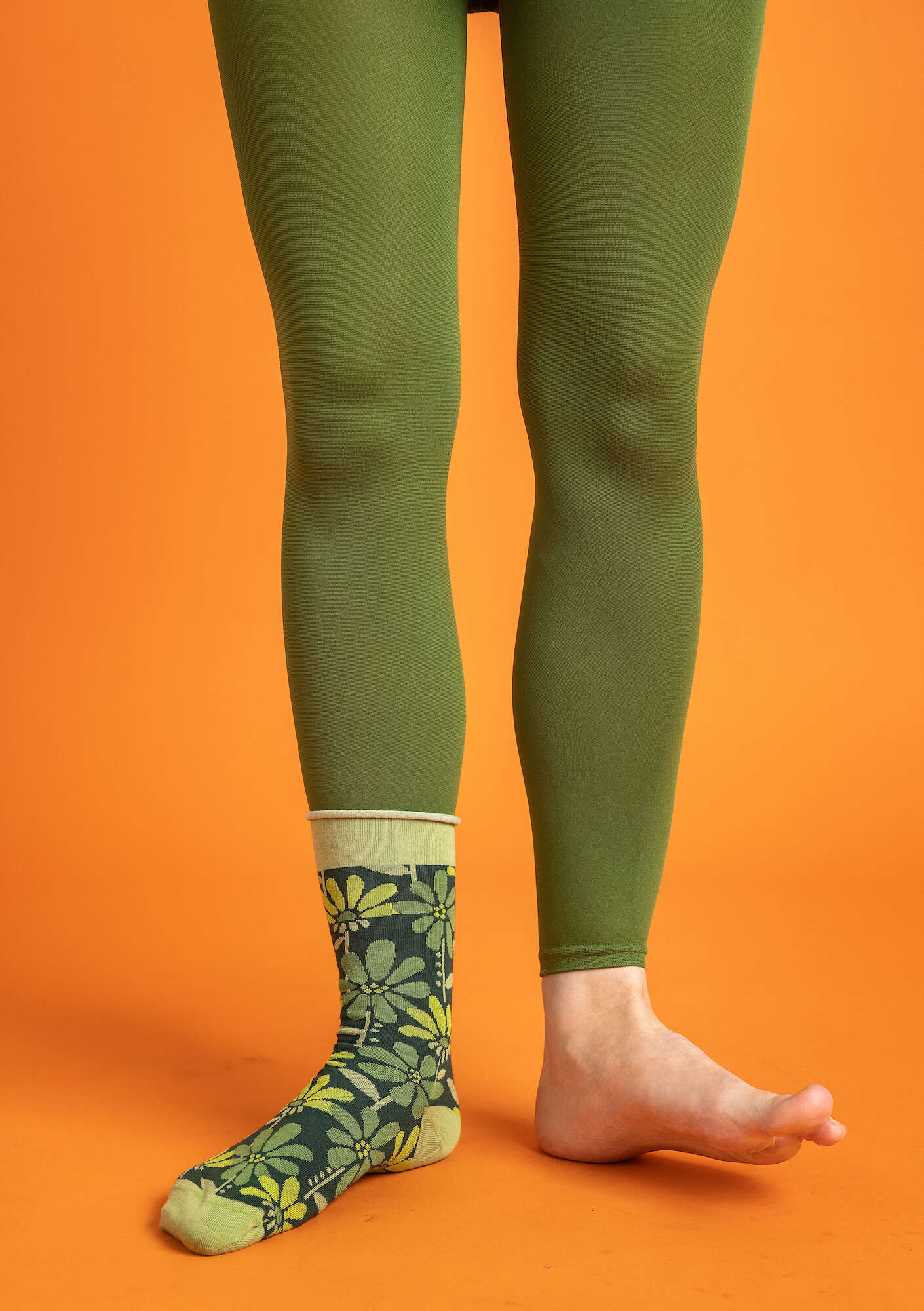 Solid-colored leggings in recycled nylon grass green