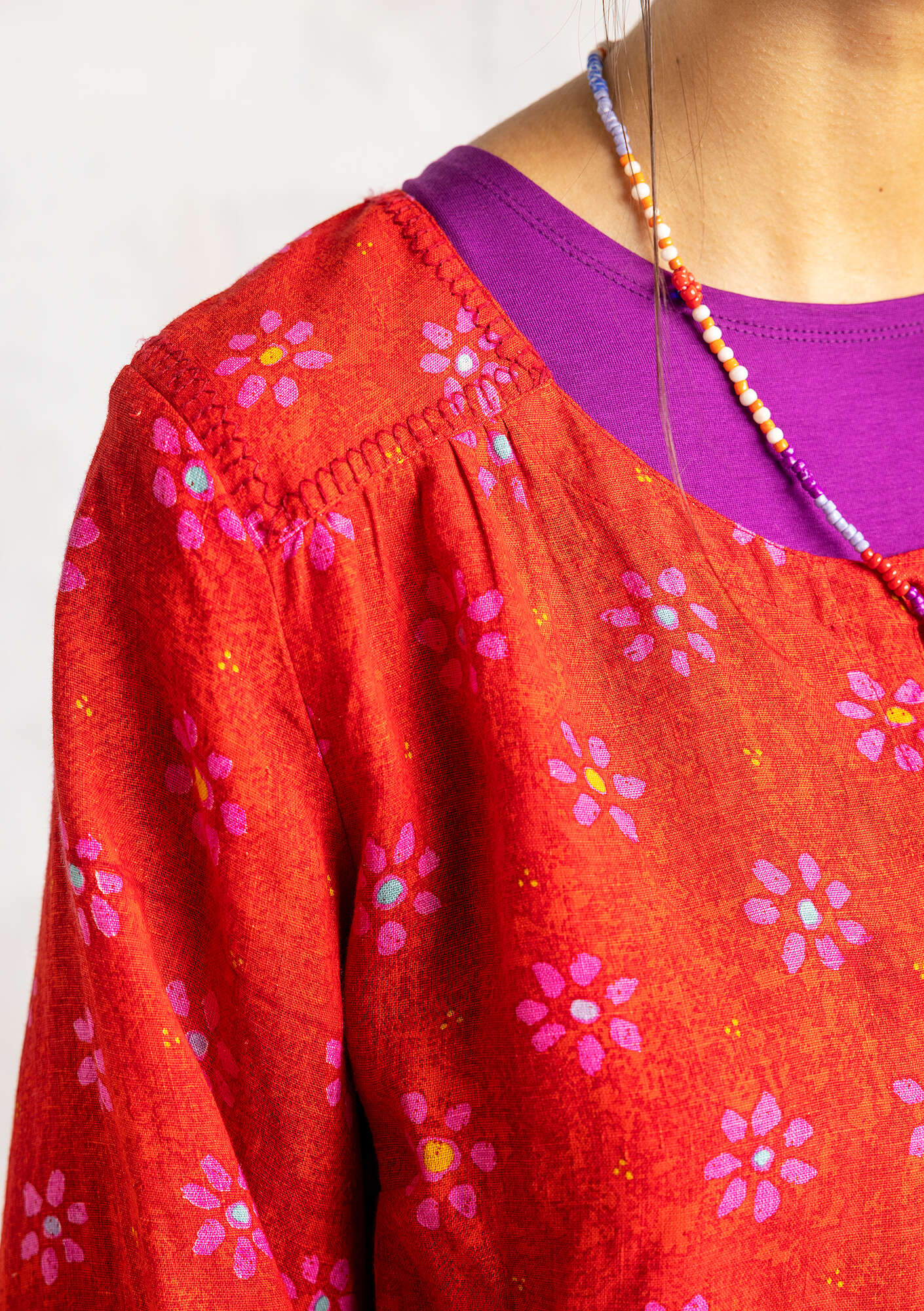 “Ester” blouse in woven linen parrot red/patterned thumbnail