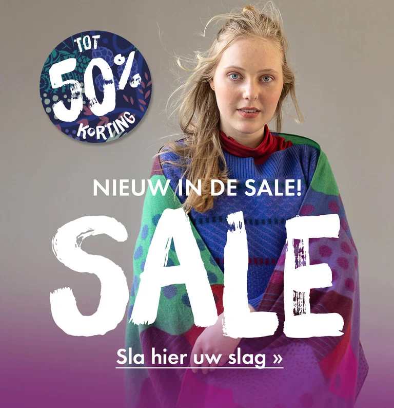 Een vrouw gekleed in kleurrijke kleding van Gudrun Sjödén.