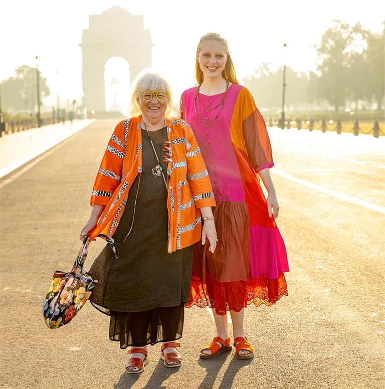 Gudrun Sjödén zusammen mit einem Model vor dem India Gate