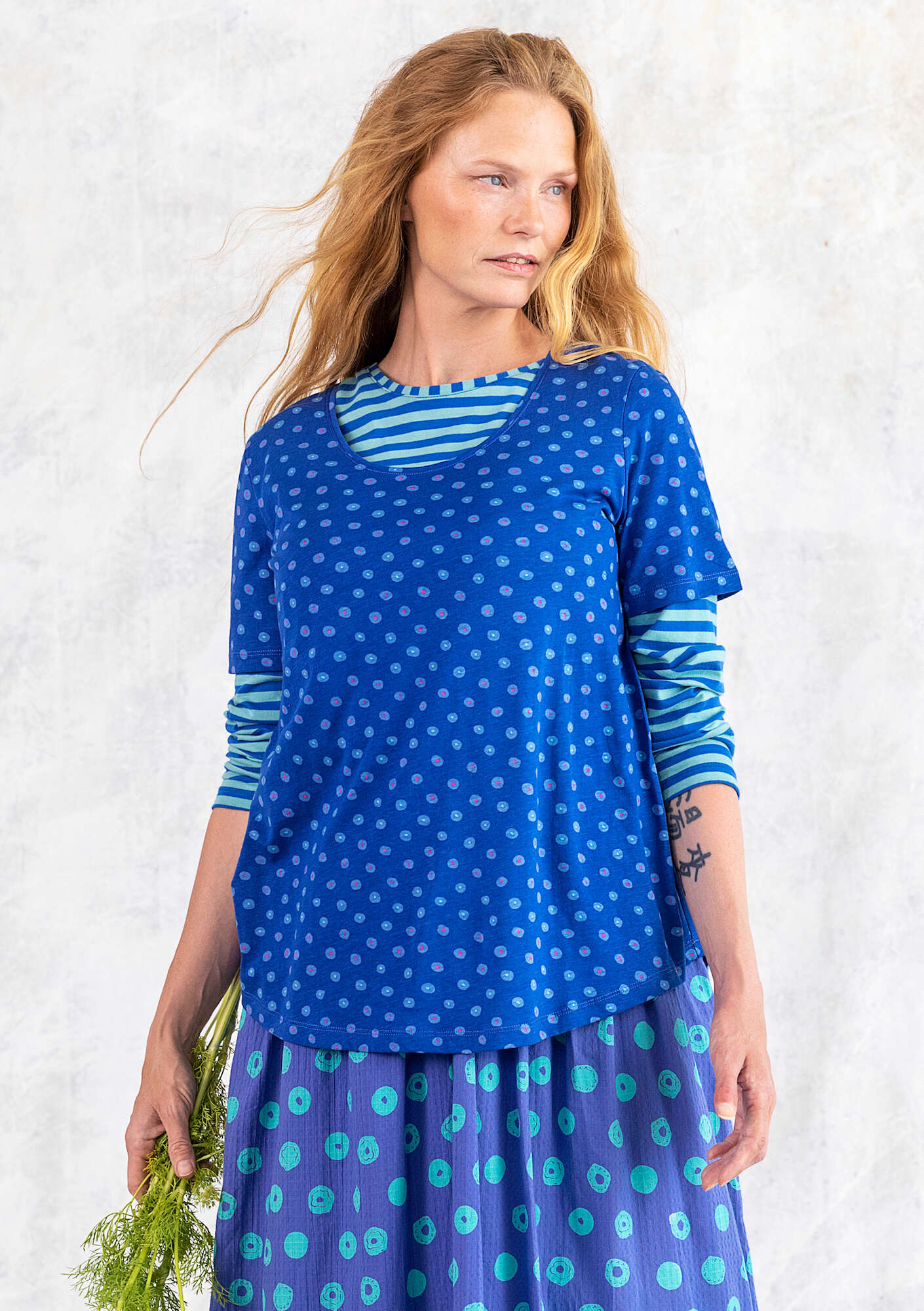 “Ines” short-sleeve jersey top in organic cotton porcelain blue/patterned