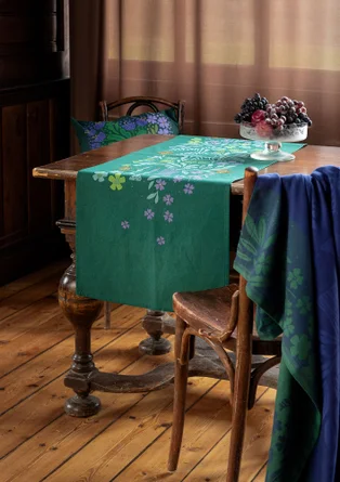 “Gnistra” table runner in organic cotton - light bottle green