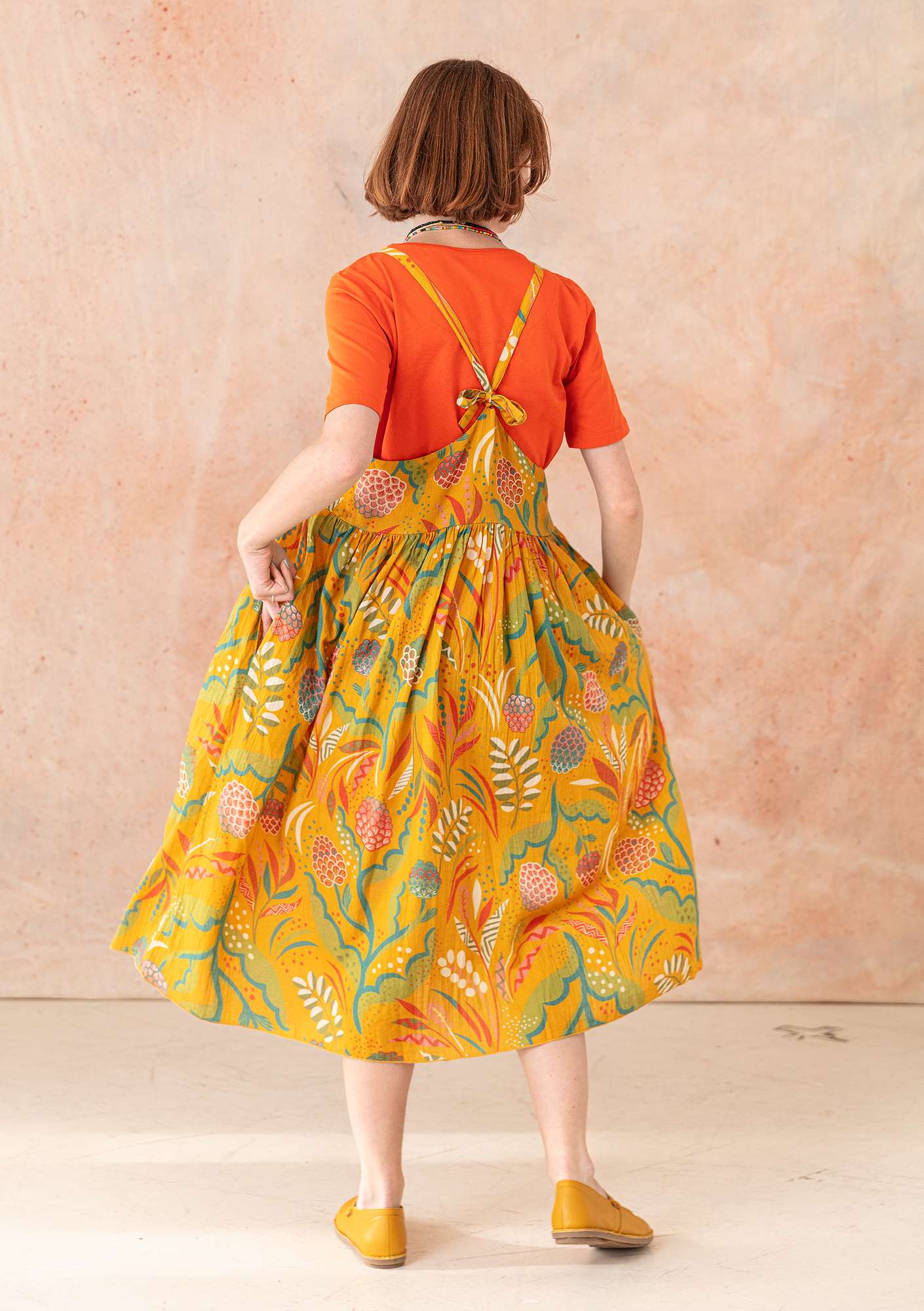 Vevd kjole «Artichoke» i økologisk bomull guld ochra thumbnail