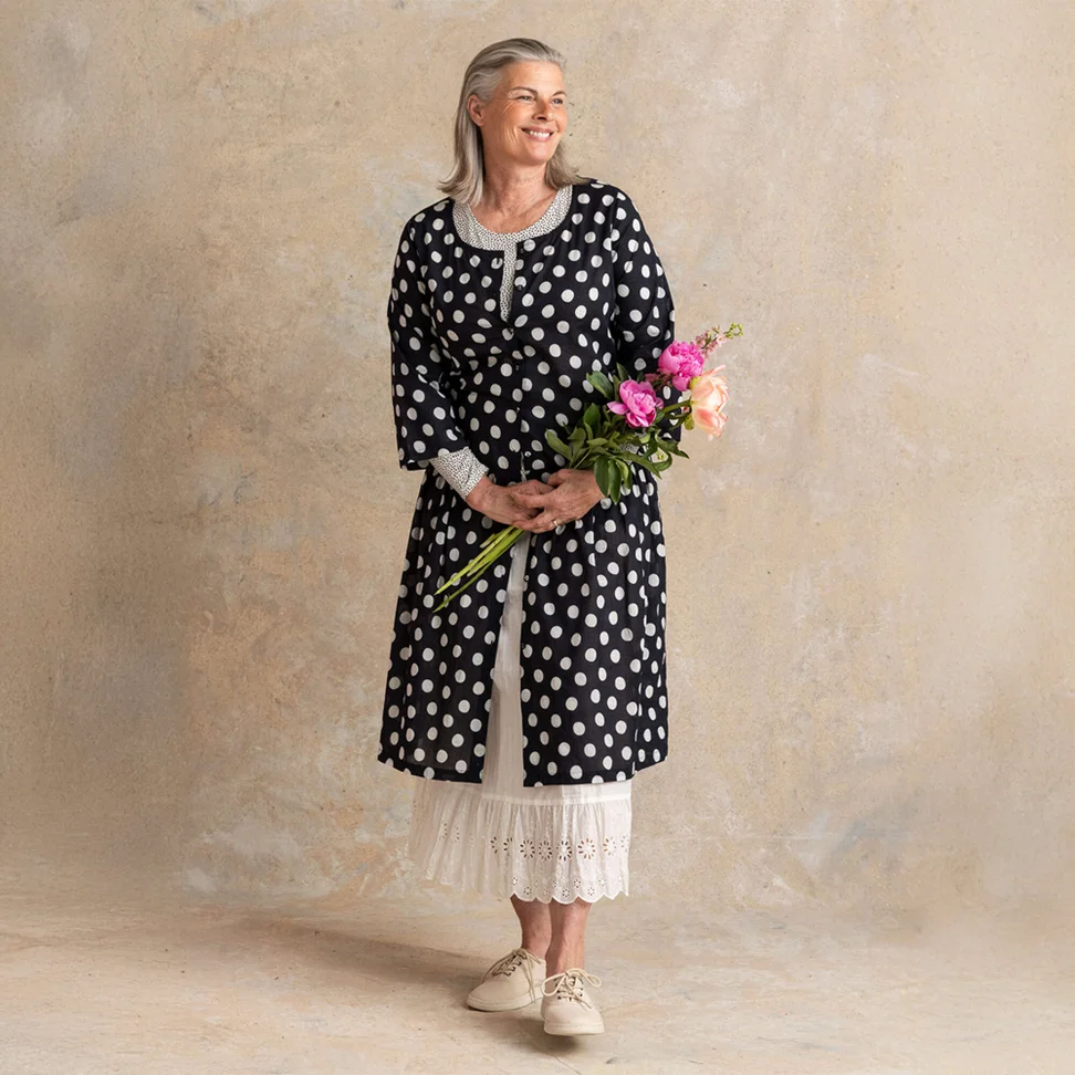 Robe tissée ”Tindra” en coton biologique - noir/motif