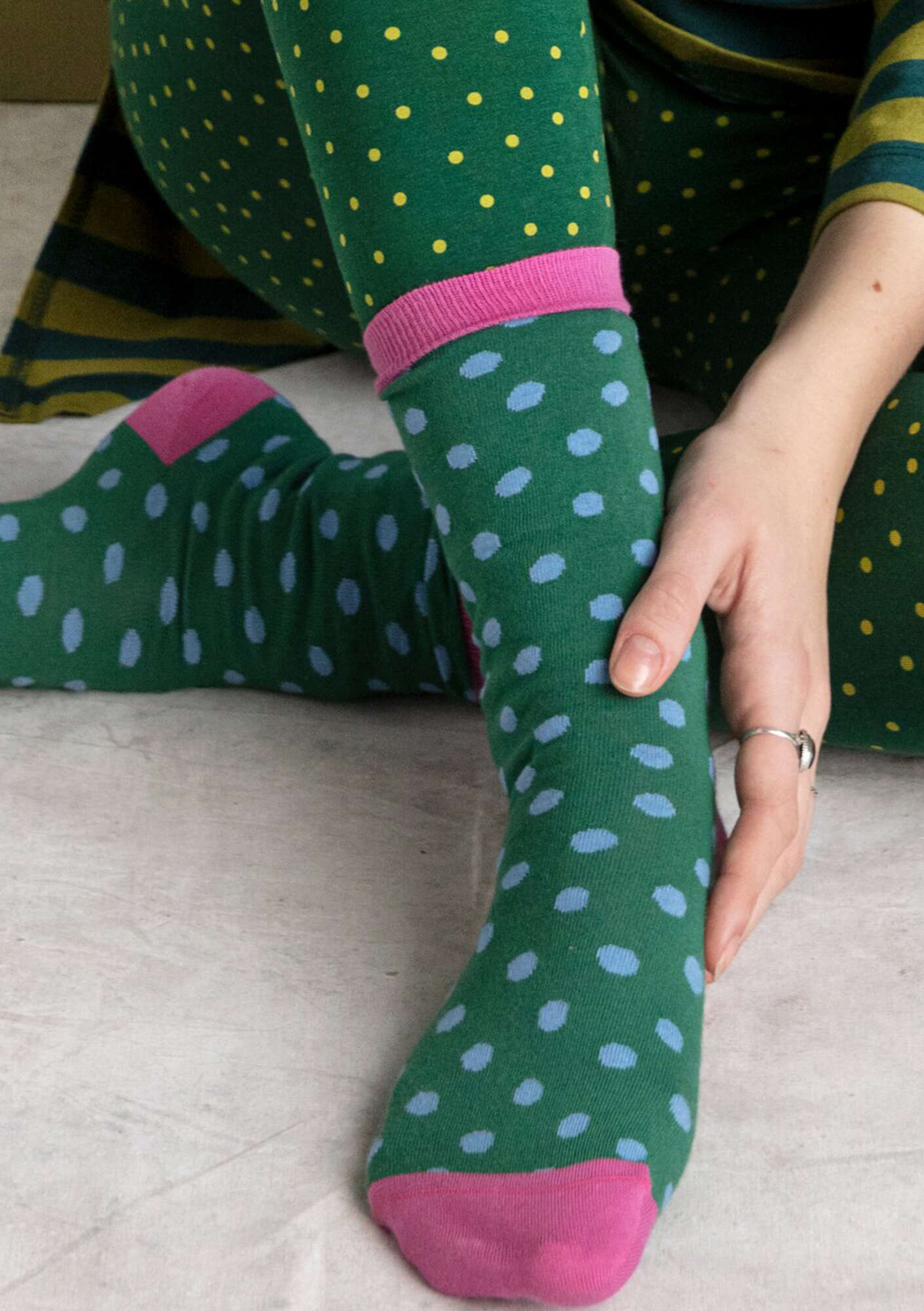 Dotted socks in organic cotton bottle green